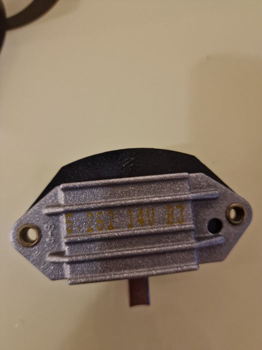 Regulator tensiune 12V