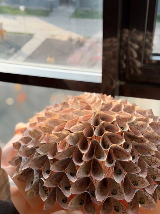 Денежный букет в коробке