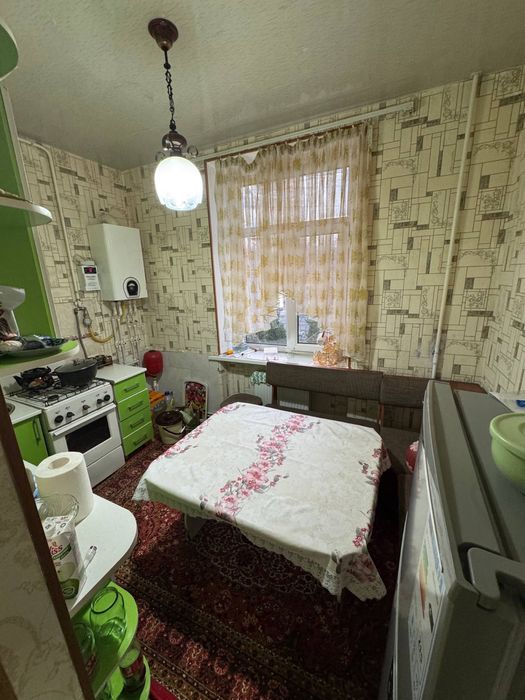 Срочно Продаеться 2-ком квартира городе Чирчике районе Наваи центр