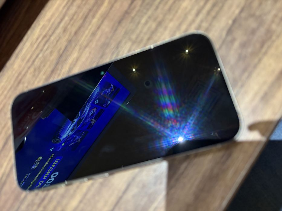 Iphone 15 pro с проблем в дисплея, подарък калъф