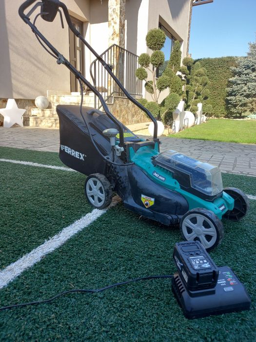 Masina tuns gazon pe acumulator.