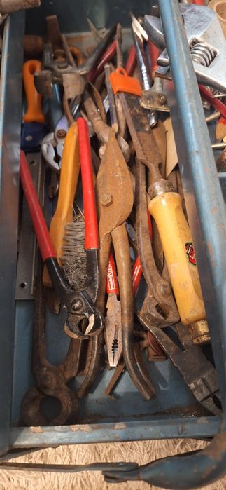 Lot vand o trusa plina cu ceiii trimit si in tara cu verificare colet