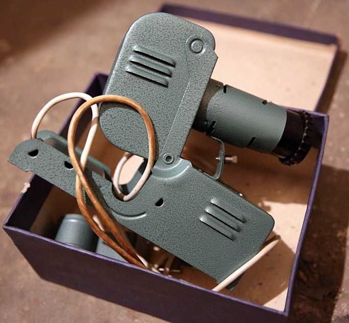 Продавам филмоскоп/диапрожекционен апарат "Пионер"