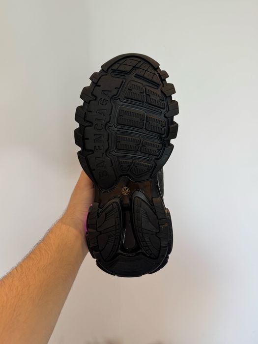 Adidasi secondhand purtati negrii