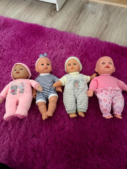 Set 4 Păpuși Bebe din Silicon/Plastic – Hăinuțe Incluse, Stare Foarte Bună