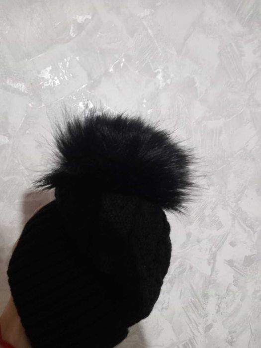 Дамска зимна шапка с топла подплата и пух