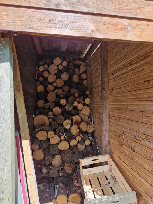 Căsuța din lemn cu tobogan