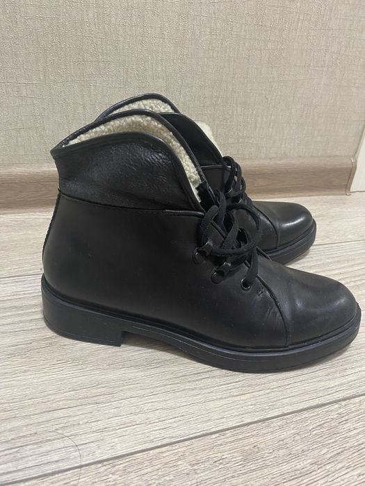 Продам женские ботинки