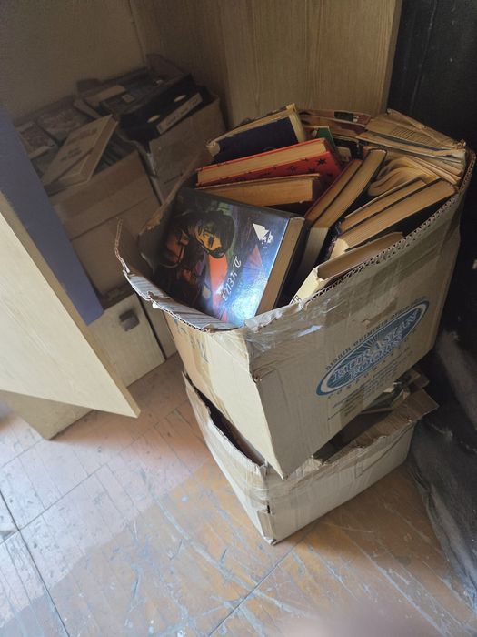 Книги продам три коробки