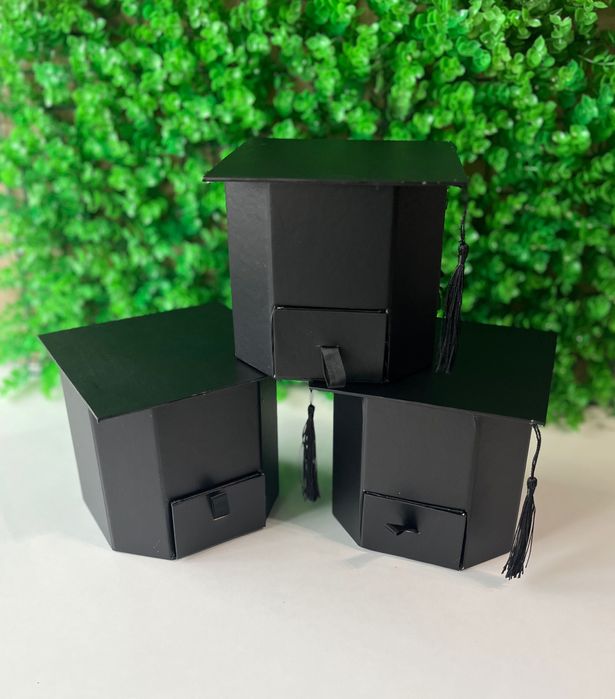 Кутия за аранжиране под формата на шапка за дипломиране