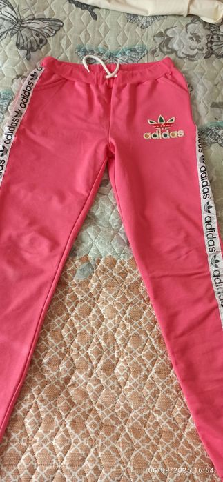 Продавам момичешки екип адидас