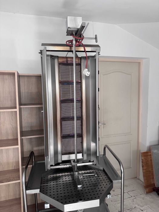Echipamente HoReCa: mese reci, vitrine, rotisoare, plita electrica, friteuza gaz, congelator
