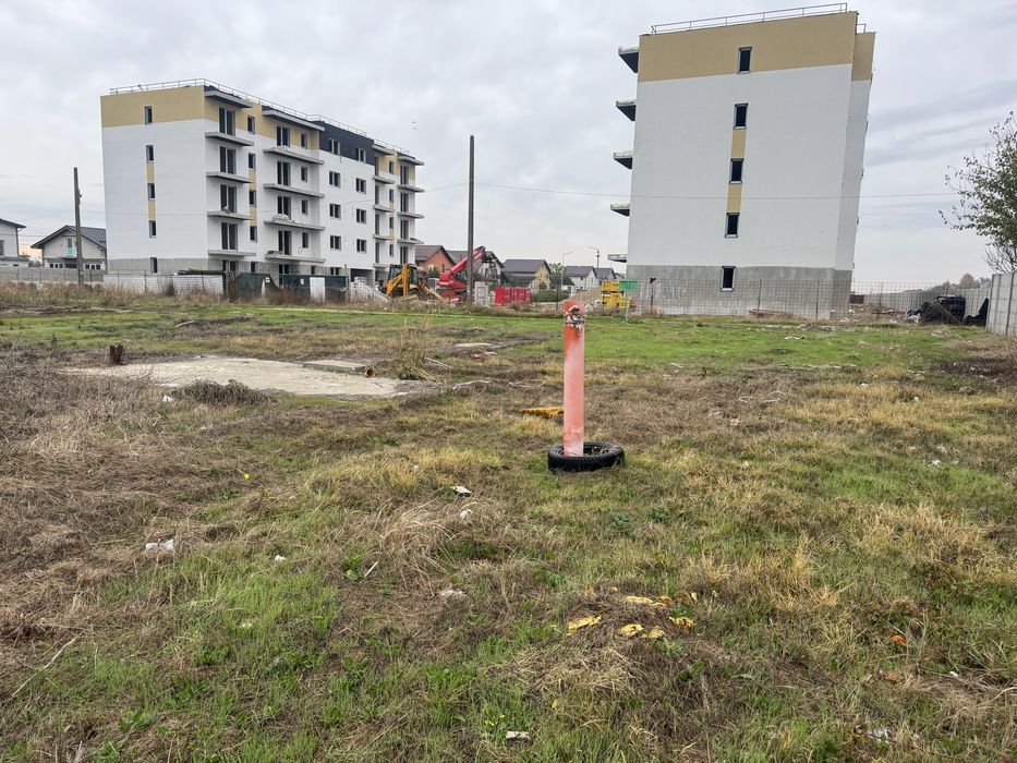 Vând teren , intravilan pentru construcți