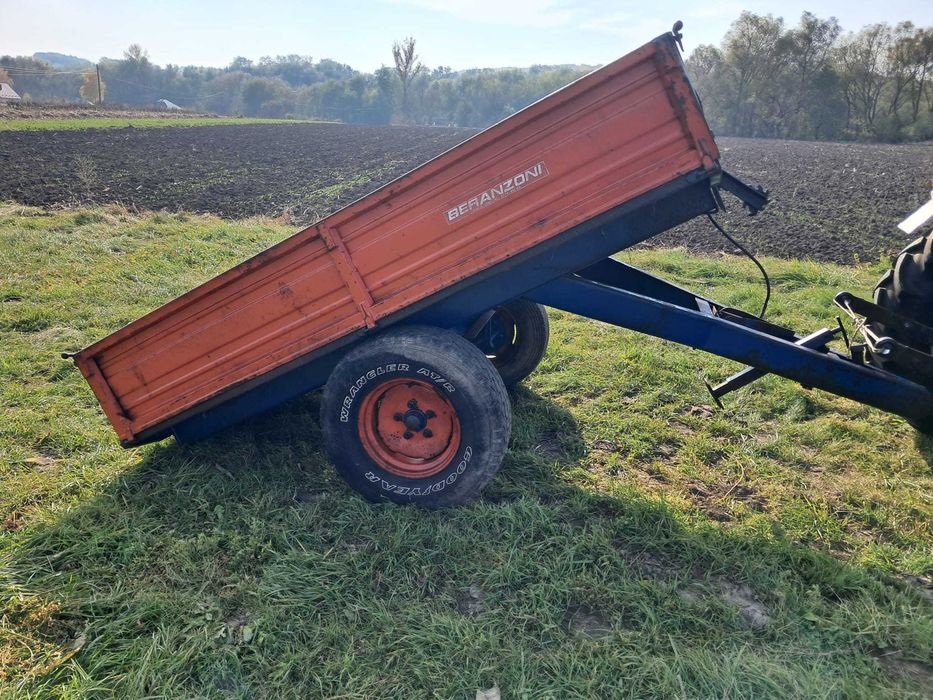 remorca marca Beranzoni basculabila mecanic