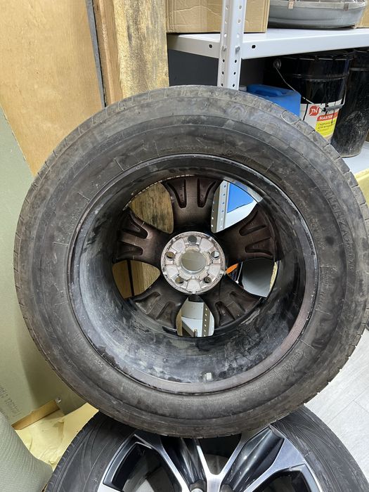 Продам оригинальные диски с шинами комплект