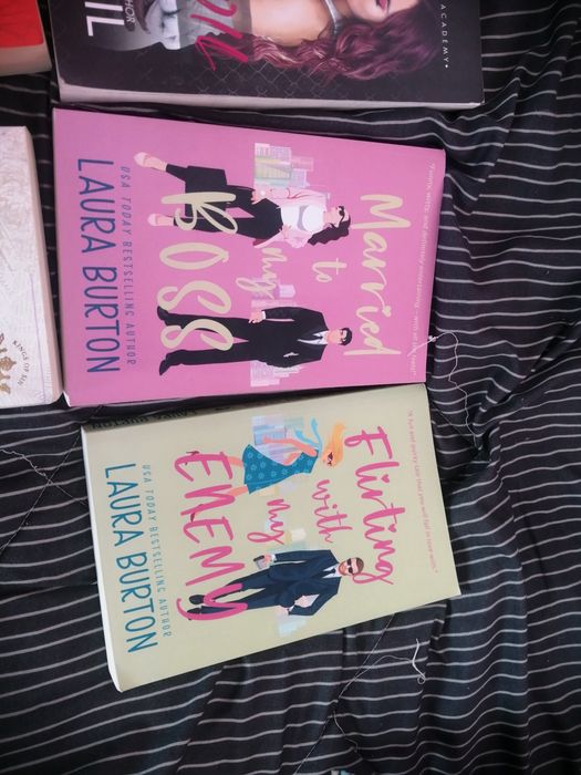 Продавам седем книги