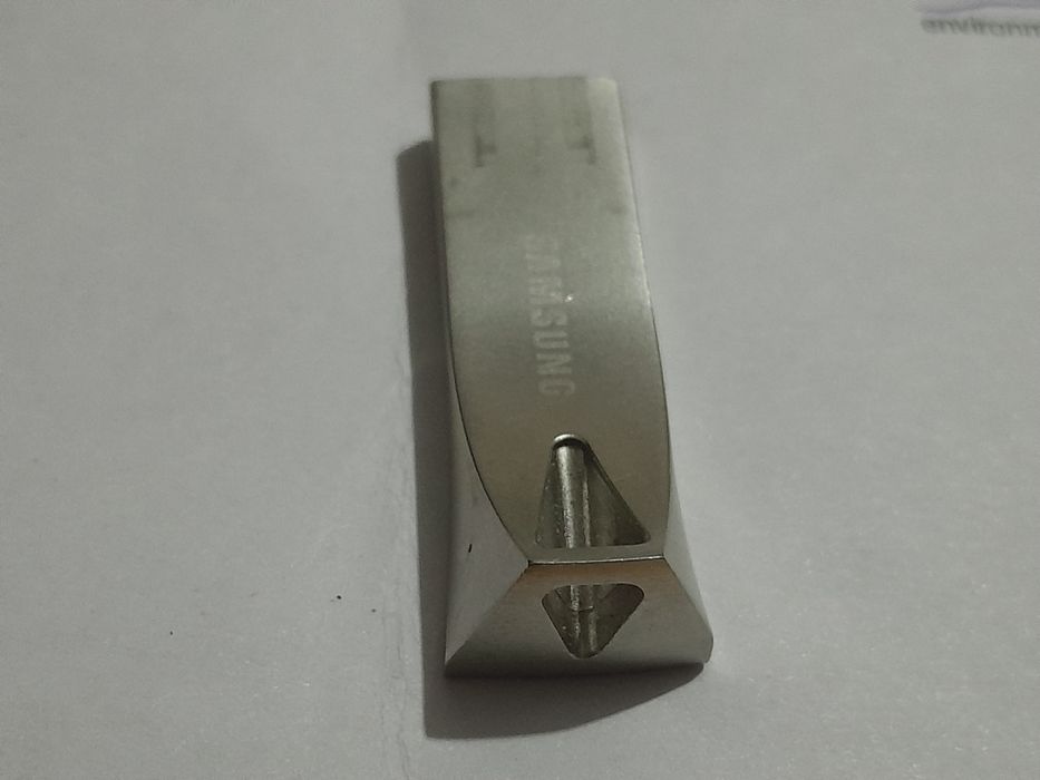 16 GB fleshka — bu ma’lumot saqlash uchun USB xotira. Uni telefon, kom