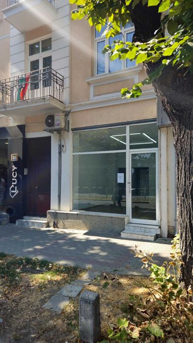 Давам магазин под наем 35 квадрата Булевард "Владислав Варненчик" 47 къща.
