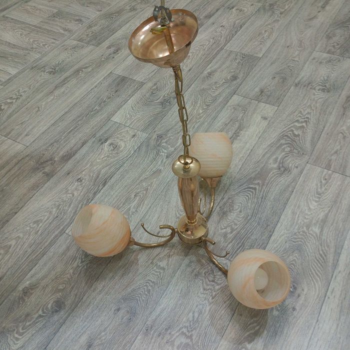 Продам 3-хрожковую люстру, б/у в хорошем состоянии.