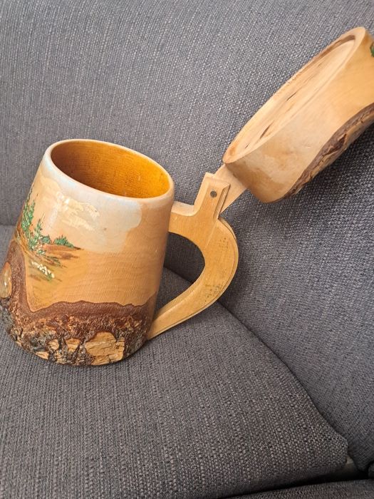 Дървена кана с дръжка