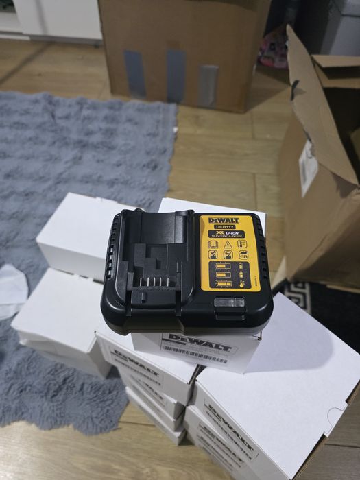 Incarcator dewalt DCB112