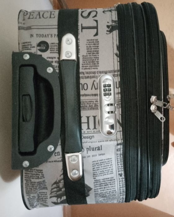 Продаю чемодан на колесиках