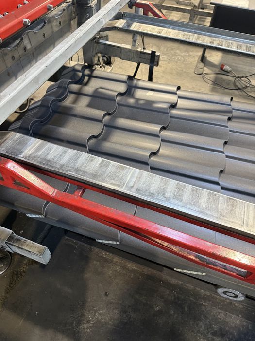 Țiglă metalică Regal gri antracit 7016 pentru acoperișuri case lățime utilă 1080 grosimi cuprinse între 0.5-0.6 MM