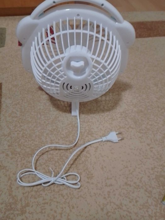 Ventilator nou, design simpatic, ideal pentru birou sau camera