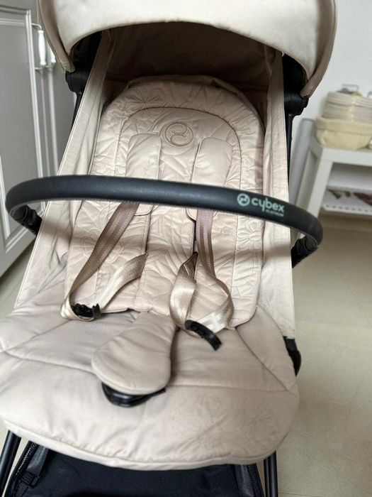 Carucior Cybex Coya Simply Flowers Beige / Bej ideal pentru avion
