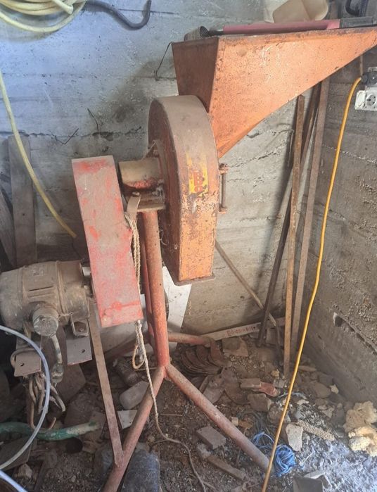 Moara de macinat si masina de batut porumbul