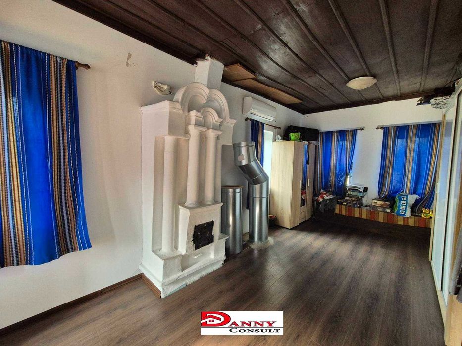 Двуетажна къща с двор и соларна система в с. Кесарево