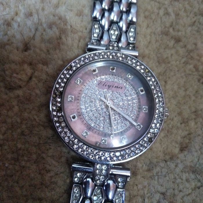 Продаются женские часы