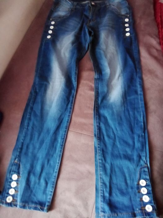 Дънки нови с копчета на джоба