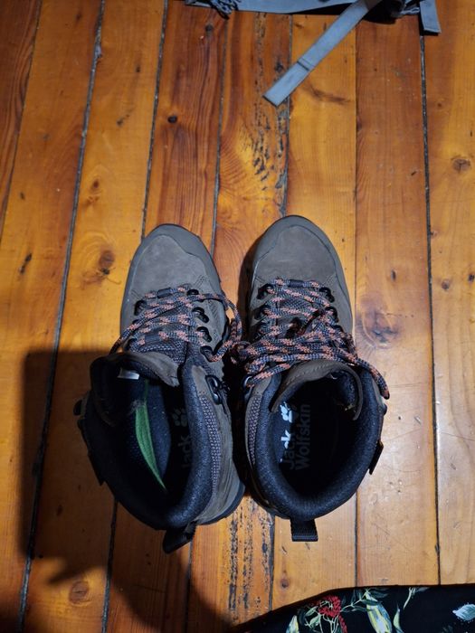 Продам трекинговые кроссовки