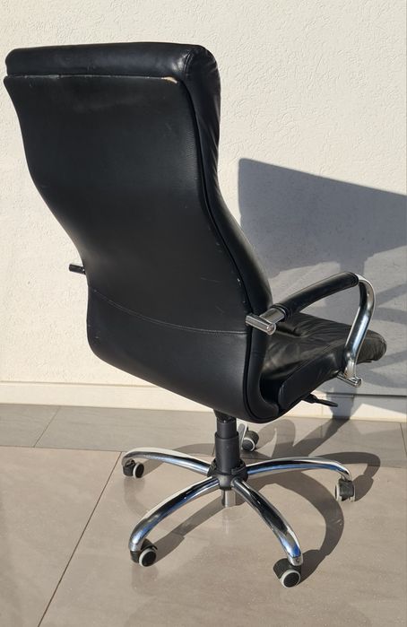 Scaun de birou directorial, piele neagră, picior metalic cromat