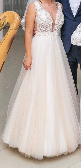 Vand rochie de mireasa, marca Darfil, culoare ivoire.