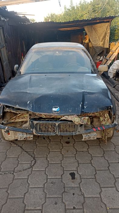 Продам е36 по запчастям можно полностью