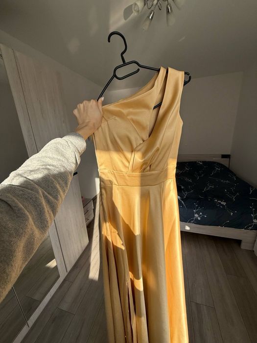 Златиста рокля от сатен