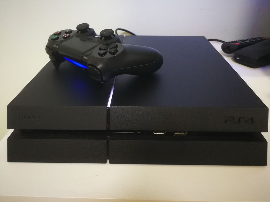 Consola PS4 (PlayStation 4) hard disk 1TB, aproape noua cu 1 sau 2 controllere la alegere