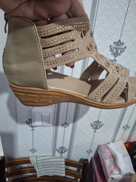 Продам  босоножки