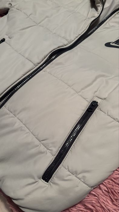Оригинално зимно яке на Nike с качулка.