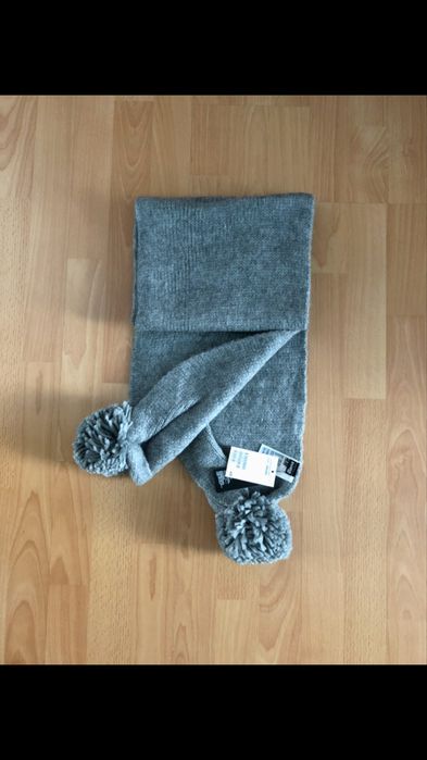 Fular cu pompoane H&M