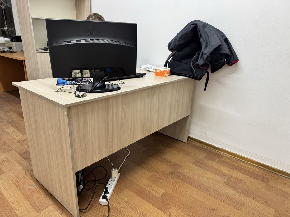 Стол и шкаф. Самовывоз