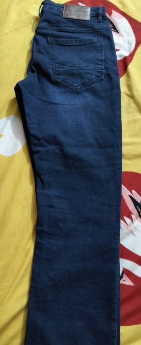 Vând blugi  lungi
