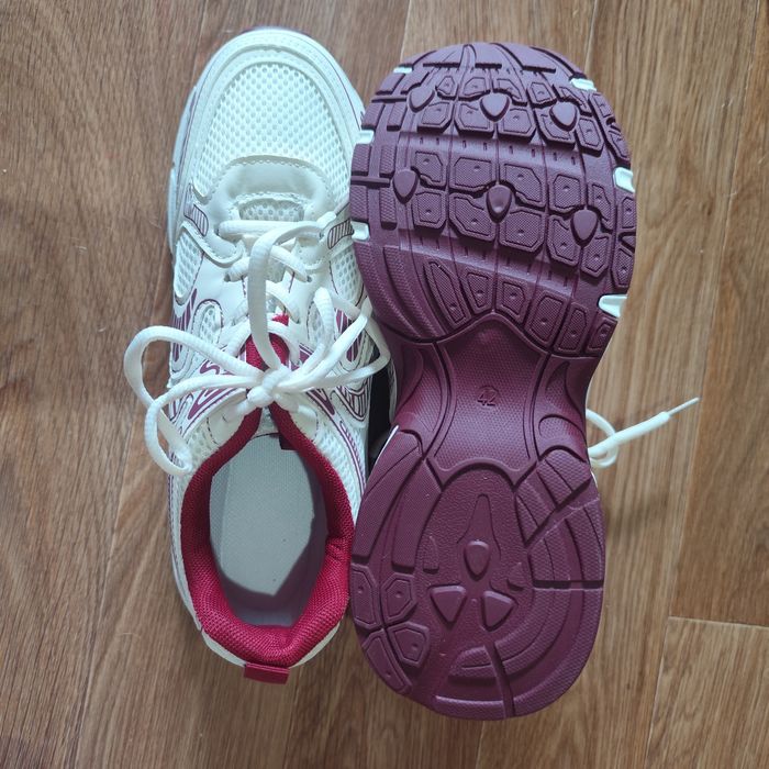 Красавки, красные кроссовки обувь,