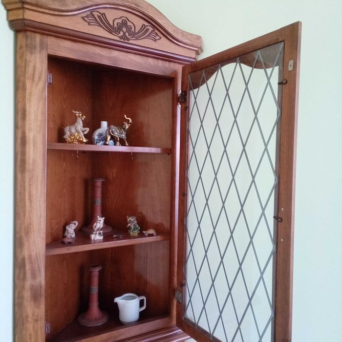 Античен ъглов витринен шкаф във викториански стил