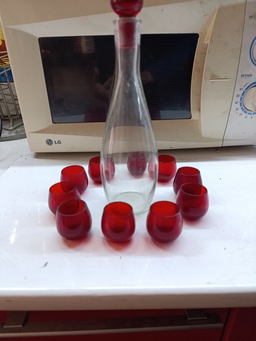 Продам набор графин и  10 рюмочек.