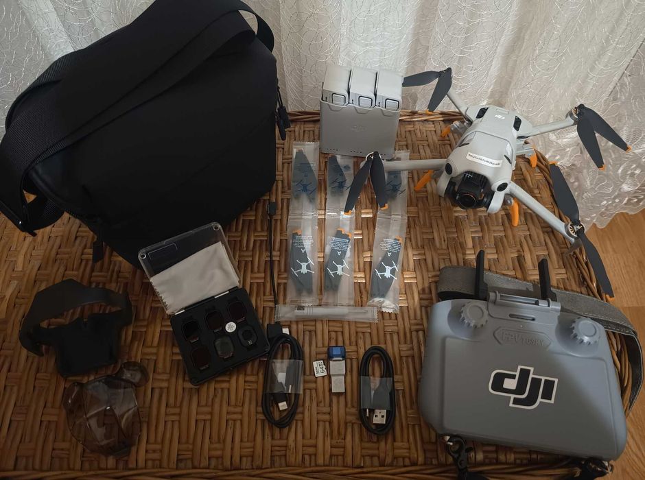 Drona Dji Mini 4 Pro Fly More Combo, filtre, card, alte accesorii