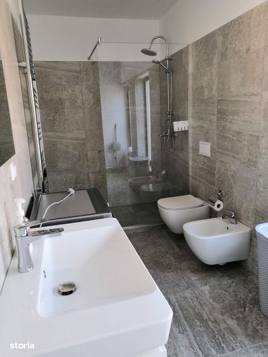 Casă  cu două apartamente și spațiu comercial,parter,etaj,etaj retras