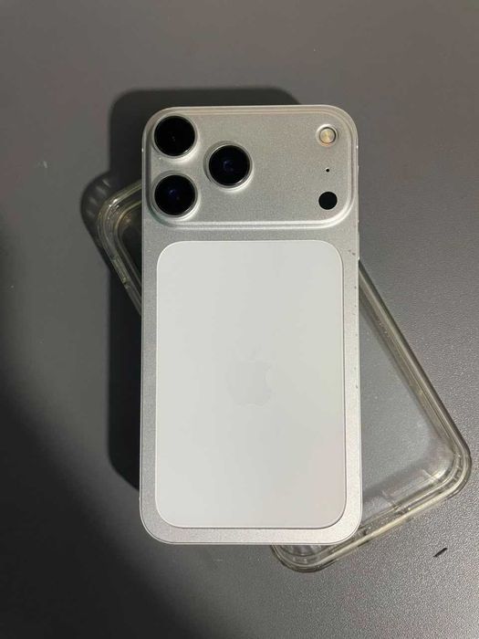 iPhone XR в корпусе 17 pro